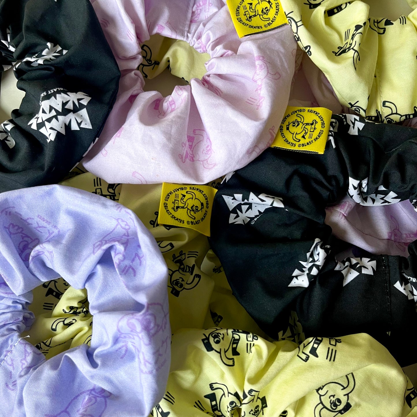 BLAST SKATES SCRUNCHIE